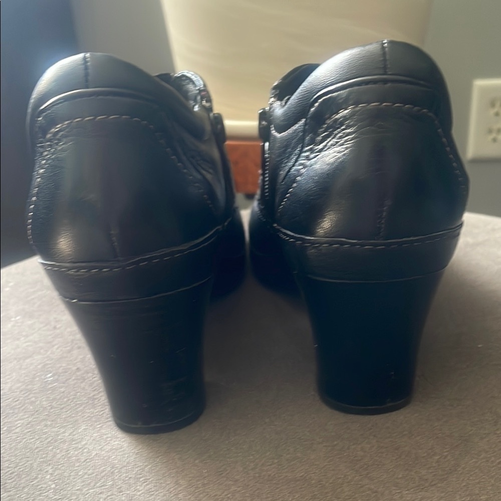 Clarks Artisan Black Leather Heels with Button Accent Women's 8 Cobbler Style - Picture 7 of 9